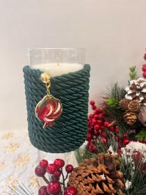 Χριστουγεννιάτικο βάζο με διακόσμηση πράσινο κορδόνι και γούρι